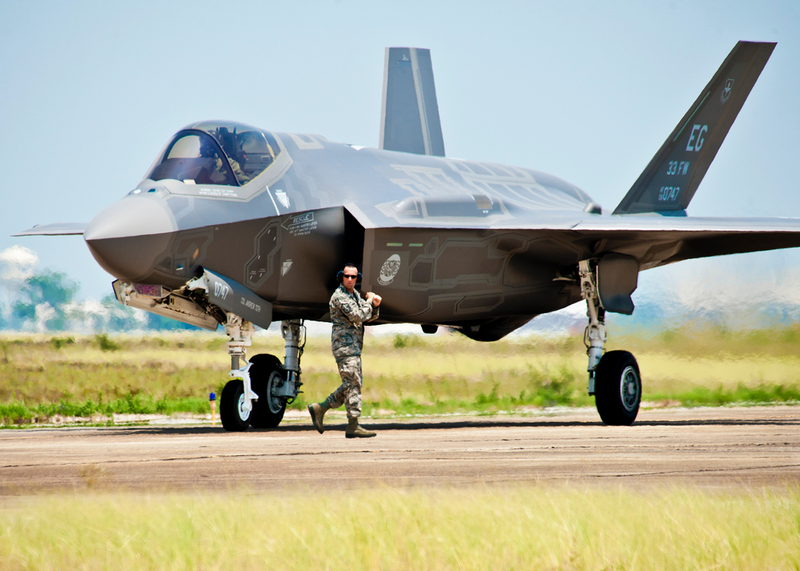 Illustration for article titled Airplane Porn: The First F-35 Arrives at Its First Home